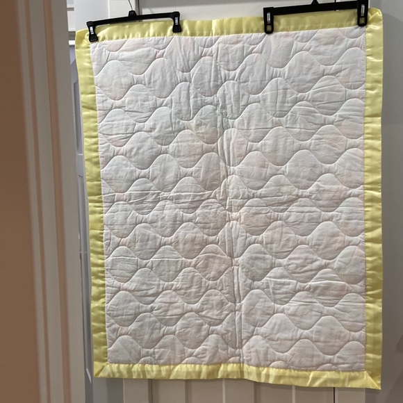 Vintage Baby Blanket Bears playing dress up 💕
Shows light wear from age & play - Picture 13 of 16